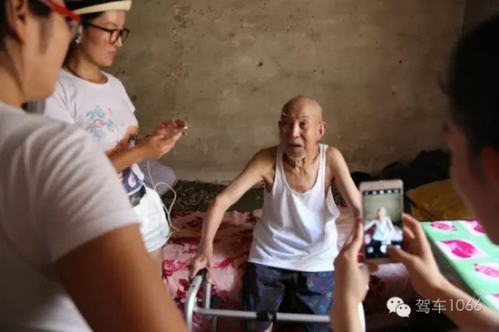 老兵老兵，你的勛章呢，國家給你的那個？