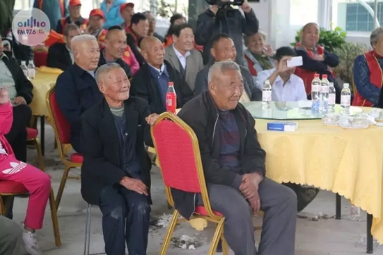 臺上展風(fēng)采，臺下笑開懷