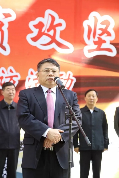 省委宣傳部副部長、省新聞出版廣電局局長朱夏炎宣布《打贏脫貧攻堅(jiān)戰(zhàn)》大型采訪活動(dòng)正式啟動(dòng)。