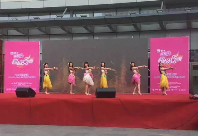 伴隨著舞蹈演員們的開場，比賽在上午10點半正式拉開序幕