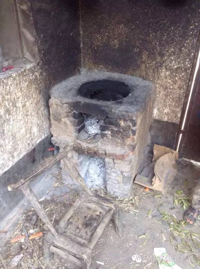 走訪另一個(gè)貧困家庭，進(jìn)去之后才知道什么是真正的一貧如洗、家徒四壁。