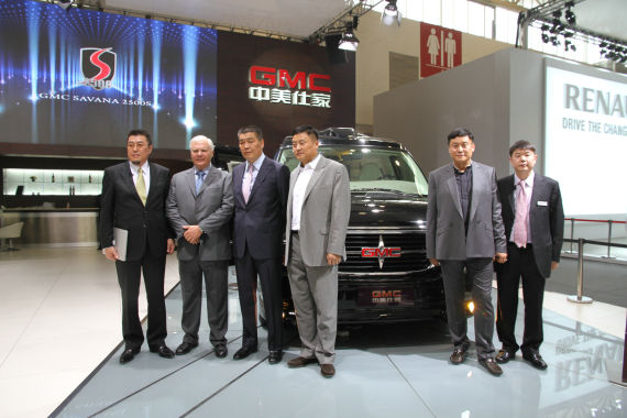 北京國際車展上，全新GMC S系列頂級商務車在亞太區首發。圖為企業領導與新車合影。