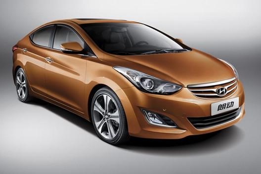 　　北京現代朗動分別搭載1.6L和1.8L兩種發動機，共7款車型。“流體雕塑”設計理念持身的朗動看上