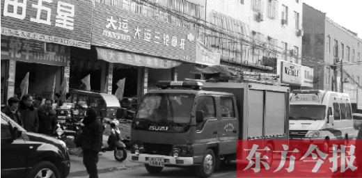 火災發生后，袁厲害家門前的大路上停滿了消防車和警車