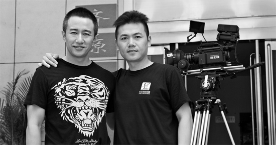 張藝飛（右）在接受河南電視臺采訪時，與主持人合影資料圖片