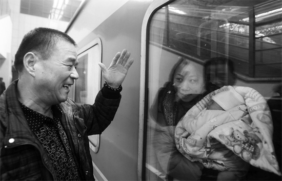 車要開(kāi)了，史振星揮手向女兒懷中的外孫告別。女兒帶著剛剛出生43天的孩子，要到千里之外湖南的婆婆家過(guò)新