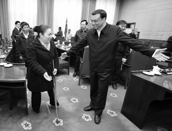 今年1月5日，李克強在北京與18名鄉村醫生座談后，請“最美鄉村醫生”周月華先走