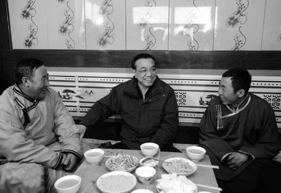 今年2月4日，李克強來到內蒙古興安視察，與村民們拉家常