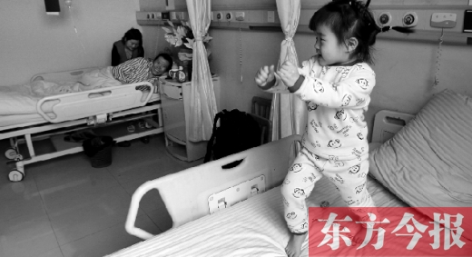 2月7日，春節(jié)前的第3天，雖然傷口很是疼痛，但3歲女兒可愛的“騎馬舞”是李剛最好的“止痛藥”