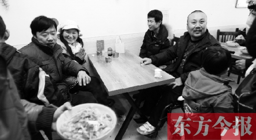 1月26日，坐著輪椅的袁海軍再次出現在李剛的面館，這次和他同來的是他的3位殘疾人朋友