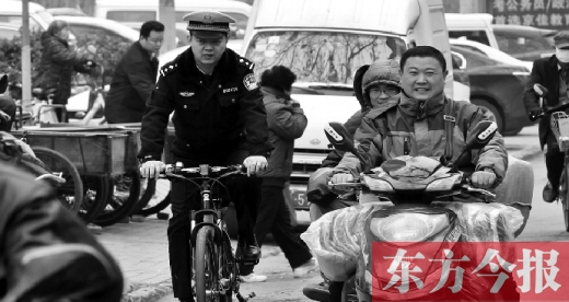 為了倡導(dǎo)綠色出行，鄭州市交警三大隊(duì)民警以身作則騎自行車(chē)上下班