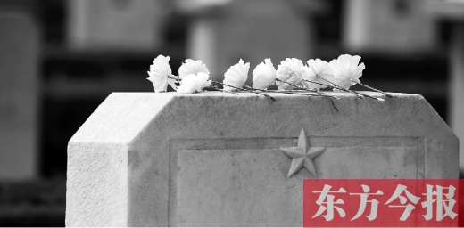 清明假期里，各界人士來到鄭州烈士陵園，緬懷先烈。一座無名烈士的墓碑上，擺放著人們帶來的白花