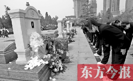 清明節，鄭州烈士陵園。學生在吉鴻昌烈士墓前鞠躬致禮