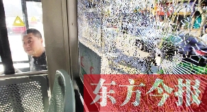 4月6日，鄭州市108路公交車一整塊車窗玻璃被鋼珠擊碎