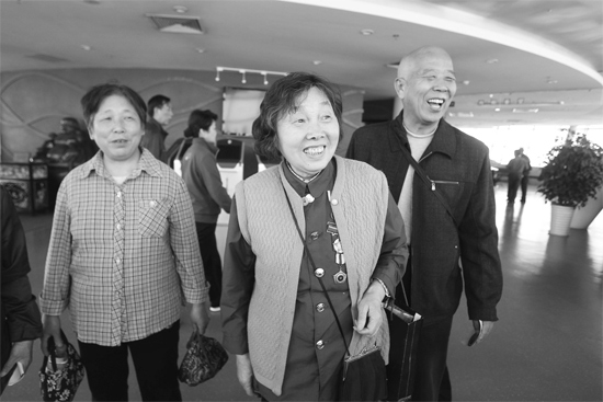 昨日，“尋訪百名共和國勞模”活動選出的百位勞模免費游覽中原福塔