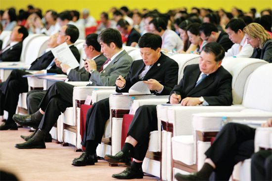 在推介會上，省長謝伏瞻（前排右二）在認(rèn)真記錄嘉賓的發(fā)言