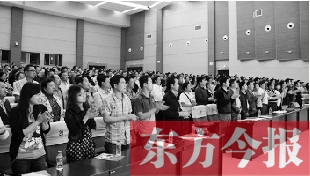 演員謝幕時(shí)，沒有觀眾離場，而是全部起立熱烈鼓掌