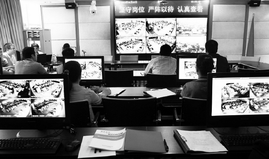 2013年高考首日，鄭州市國家考試考務指揮中心內，工作人員通過監控器遠程監考