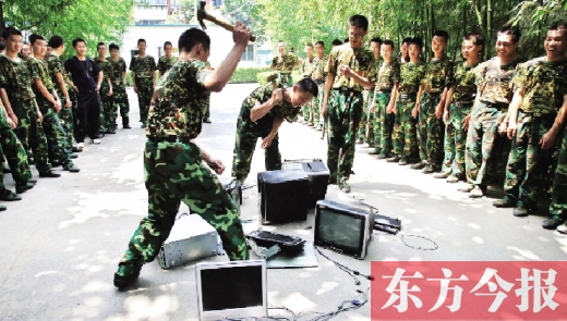 為了讓孩子表達戒除網(wǎng)癮的決心，學校組織孩子親手砸毀電腦