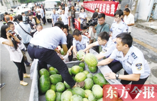 過秤開始，鄭州管城區城市管理執法局等五局委共買了96500斤西瓜