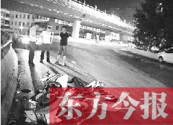昨日凌晨3時，鄭州市區河醫立交橋下，交警在勘察現場