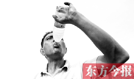 高溫天氣下，鄭州自來水搶險工人老趙經常是喝水趕不上出汗