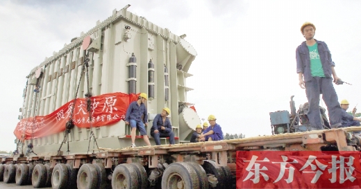 天降大雨，加大了行走的難度，工人們用支桿頂起沿途的電纜