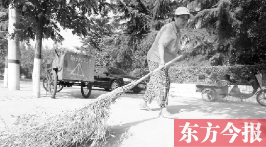 昨天下午4點(diǎn)，新鄭市溱水路，64歲的陳明花正在打掃衛(wèi)生，這一段曾是靳春波負(fù)責(zé)的路段