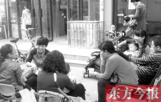 鄭州未來(lái)路附近的一家小兒推拿店，等待為孩子做推拿的家長(zhǎng)在門(mén)口排起了隊(duì)