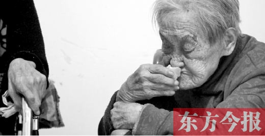 在鄭州惠濟區紅樹林老年療養院內，一位老人在吃蛋糕