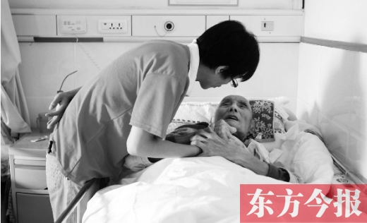 10月11日，鄭州愛馨養老集團。護工對老人無微不至地關懷照顧