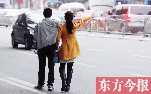 昨日下午5時30分，鄭州市花園路口公交站，一對青年正焦急等車