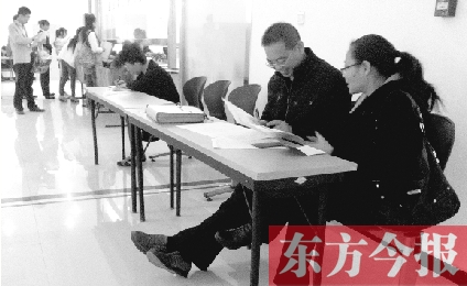 　　10月16日，鄭州市社保中心辦事大廳，新增的桌椅方便了前來辦理手續的市民