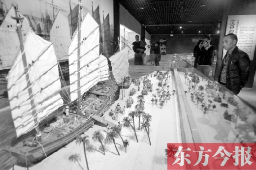 10月19日，大海的方向——西沙華光礁一號沉船寶藏展在省博物院舉行。圖為一位市民在觀看當(dāng)時（宋朝）工
