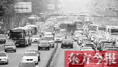 昨日下午4點，在花園路與黃河路口附近，車堵成了“一鍋粥”