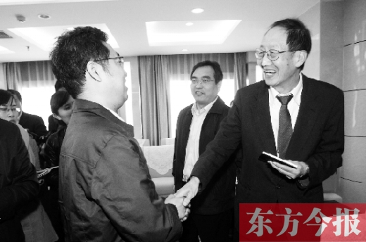 崔琦先生握手東方今報(bào)記者靳暉，感謝他把照片珍藏了15年
