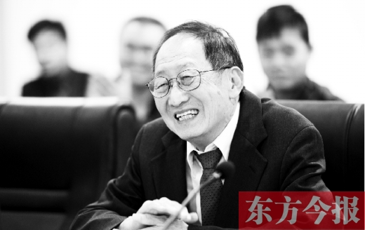 10月24日，美籍華人、諾貝爾物理學獎獲得者崔琦先生來鄭訪問