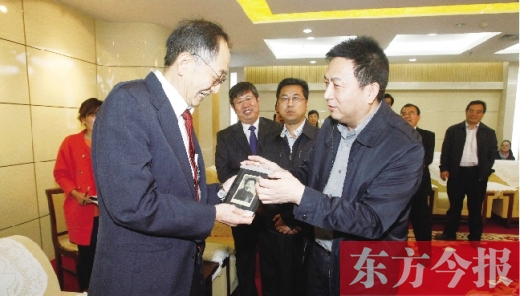 東方今報(bào)社社長(zhǎng)趙國平（右）向崔琦先生（左）轉(zhuǎn)贈(zèng)一份特殊的禮物，這份禮物東方今報(bào)記者珍藏了15年