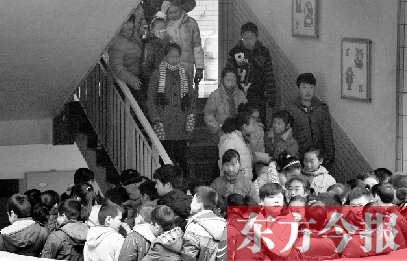 某小學的學生走下樓梯放學。2013年年底前，河南省將掛牌督導覆蓋所有中小學校。
