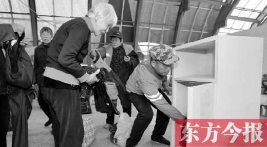 11月5日，孫德坤把棉衣送到今報的一處“愛有所衣”站點