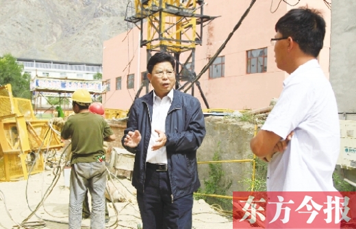 新鄉市援疆前方指揮部指揮長、伊吾縣委副書記鄭援越（中）深入一線調研