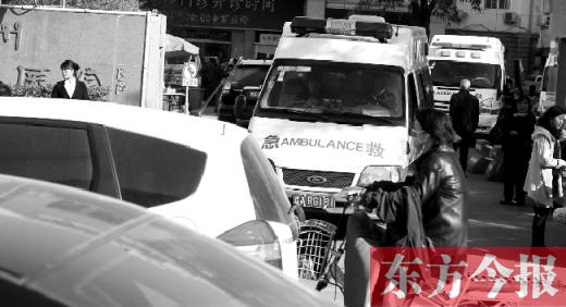 馬路上的機動車越來越多，臨著大路鄭州市第一人民醫院門口，出急診的救護車常常遭遇堵車