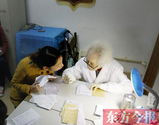 昨日，97歲的“醫生奶奶”胡佩蘭在給患者看病