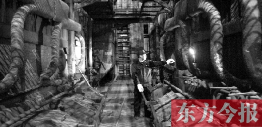 11月14日晚，棗莊熱源廠的員工在巡視傳統燃煤鍋爐的升溫狀況