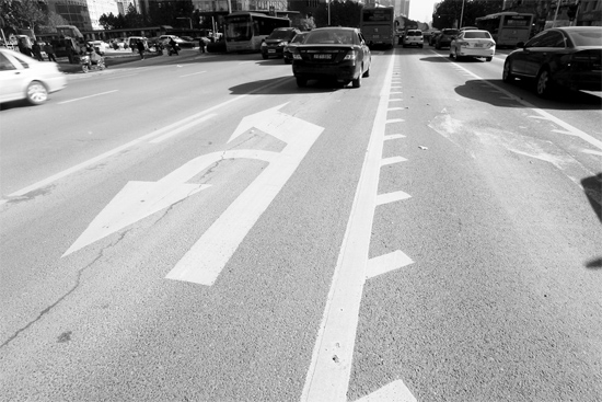 昨日，鄭州市金水路未來路口的“魚刺”車道，好多司機不知道咋走