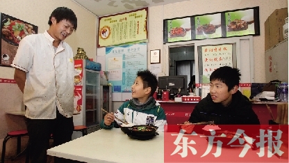 11月30日，鄭州市81中的兩位學生用勞動為自己掙了一頓中午飯，心里很高興