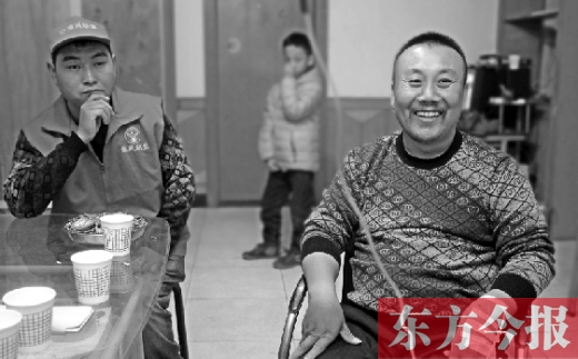12月2日，“豫殘聯盟”辦公室里，袁海軍打著點滴與殘疾人朋友們探討著接下來的公益事業