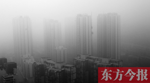 昨天早上，鄭州氣象臺(tái)發(fā)布大霧紅色預(yù)警，在霧霾籠罩下，鄭州市區(qū)的高樓大廈隱約可見(jiàn)