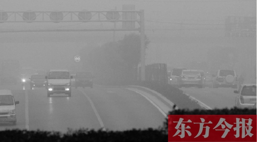 昨天早上，鄭州氣象臺發(fā)布大霧紅色預警，鄭州空氣質量也再次迎來重度污染的預警