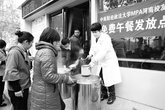 鄭州市經(jīng)一路和緯五路交叉口，免費午餐吸引了很多人排隊
